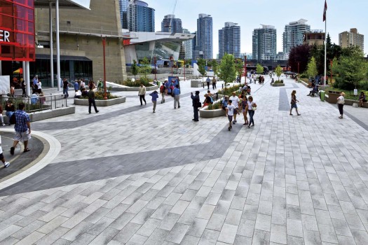 Toronto (CA), Public Plaza at CN Tower, Umbriano Granietgrijs-wit en Grijs-antraciet gemarmerd.