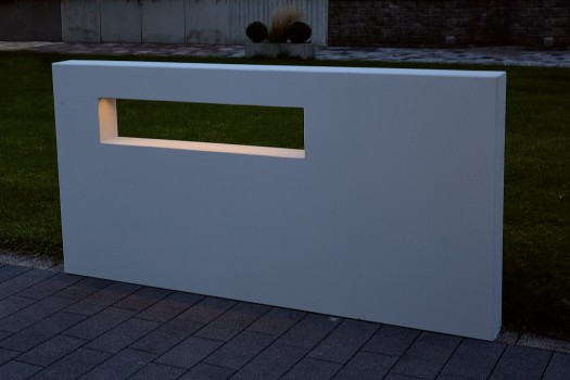 Alessio-Muurschijf Zichtbeton Grijs glad met Uitsparing en ingebouwde LichtDesign LED-Strip (240 x 200 x 14 cm).