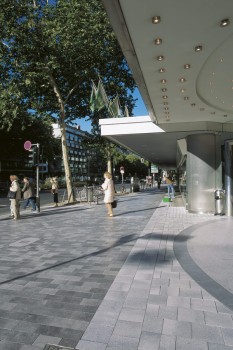 Düsseldorf (DE), Graf-Adolf-Straße, Belpasso Nuvola briljant in combinatie met Umbriano Granietgrijs-wit gemarmerd.