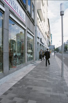 Düsseldorf (DE), Graf-Adolf-Straße, Belpasso Nuvola briljant in combinatie met Umbriano Granietgrijs-wit gemarmerd.