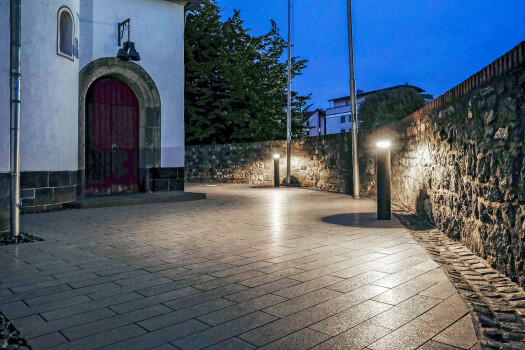 Bergisch Gladbach (DE), Kerkplein St. Clemens, Boulevard Lichtgrijs.