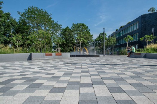 Langenfeld (DE), Konrad-Adenauer-Plaats, Boulevard Kwartsgrijs, Zilvergrijs en Titangrijs samtiert in combinatie met ConceptDesign Watertafel, Bietranden en Zitbank CD 1001.