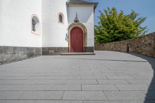 Bergisch Gladbach (DE), Kerkplein St. Clemens, Boulevard Lichtgrijs.