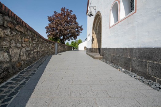 Bergisch Gladbach (DE), Kerkplein St. Clemens, Boulevard Lichtgrijs.