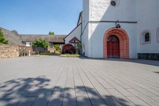 Bergisch Gladbach (DE), Kerkplein St. Clemens, Boulevard Lichtgrijs.