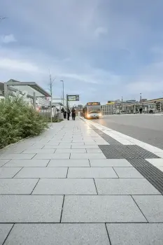 Remscheid Busbahnhof, Boulevard Lichtgrau.