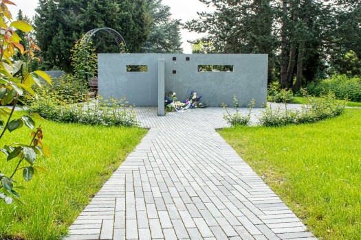Eltville, Friedhof, Brikk Quarzitgrau in Kombination mit Concept Design Sonderbauteil Sichtbeton.