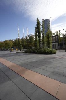 Köln (DE), Rheinpark Metropool, Cubus Antraciet en Objectkleur.