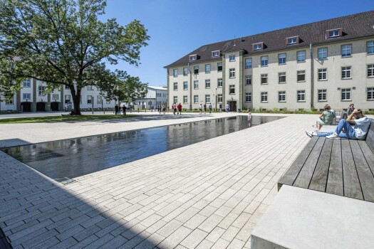 Herford (D), Education campus, La Linia Objectkleur 3426 met waterplain in objektkleur 3083.
