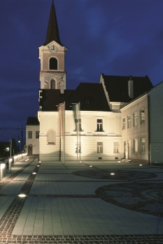 Wiener Neudorf (AU), Stadhuisplein, La Linia Granietlicht.