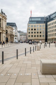 Hamburg (DE), Adolphsplaats, La Linia Zandbeige en Objectkleur 2397 en 2429.