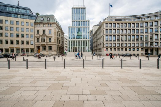 Hamburg (DE), Adolphsplaats, La Linia Zandbeige en Objectkleur 2397, 2429.