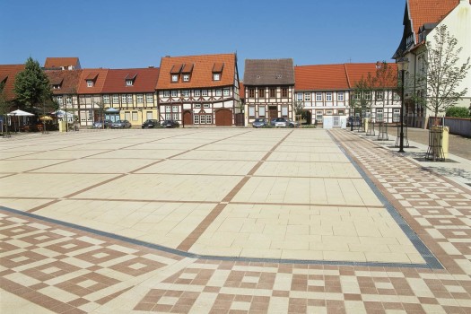 Salzwedel (DE), Marktplein, La Linia Zandbeige en Porfierbruin.