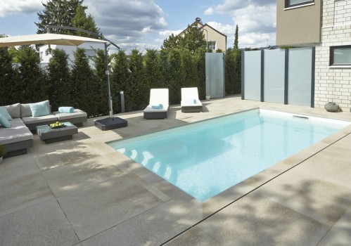 Pool-Einfassung Umbriano Granitbeige gemasert in Kombination mit Umbriano Granitbeige gemasert. 