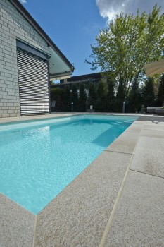 ConceptDesign Pool-Einfassung Umbriano Granitbeige gemasert in Kombination mit Umbriano Granitbeige gemasert. 