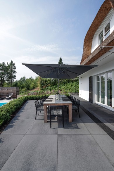 Umbriano Terrassenplatte Terrasse Pflaster Grau Anthrazit Dunkel Schwarz Pool Reetdach Sylt 2144 03