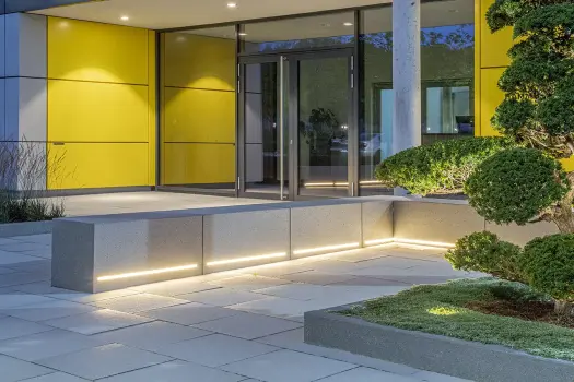 Oelde, Firmengebäude, Senzo Titan in Kombination mit Alessio-Stelen CD 3501 und Scala Block CD 3501 mit Lichtleiste.