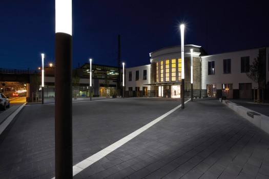 Mülheim (DE), Stationsvoorplein, Terra Venetiana Lavaantraciet genuanceerd.