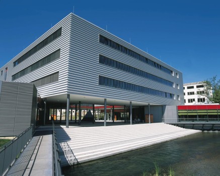 Augsburg (DE), School voor hoger beroepsonderwijs, ConceptDesign-Traptreden Objectkleur in combinatie met La Linia Objectkleur.