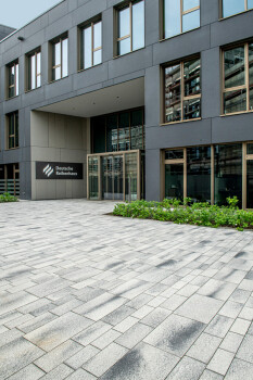 Cologne (D), Eltzsche Administration, Umbriano Grey granite-white.