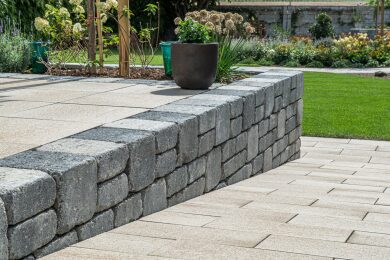 Umbriano Terrassenplatte Granitbeige Modo Mauer 2610 012 Kontrast gemasert Terrassenweg