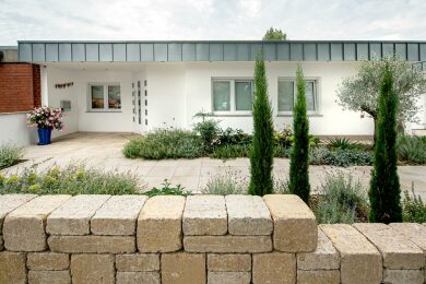 Umbriano Terrassenplatte Granitbeige Modo Mauer Beige 2630 009 Hauseingang 