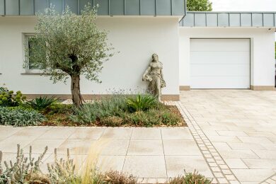 Umbriano Terrassenplatte Granitbeige Scarino 2630 036 Einfahrt Hauseingang Sand