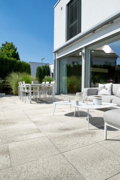 Umbriano Terrassenplatte Quarzbeige 2609 038 modern Terrasse Sitzecke