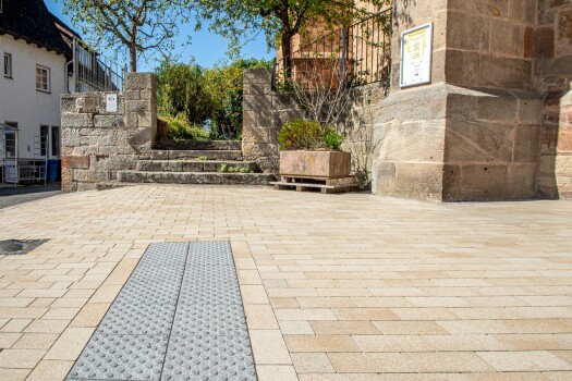 Waldeck (D), City centre, Umbriano Granite beige, textured, in Combination with Blind guidance pavement Anthrazit.