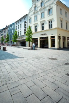 Düsseldorf (DE), Oude stad, Umbriano Granietgrijs-wit gemarmerd.