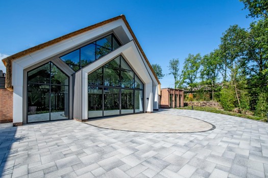 Laren, Crematorium, Umbriano, Granietgrijs-wit gemarmerd.
