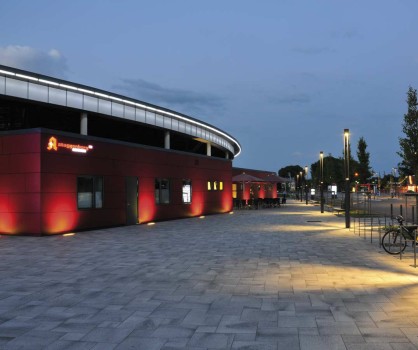 Rendsburg (DE), Winkelcentrum Rondo, Umbriano Granietgrijs-wit gemarmerd.