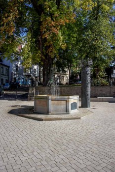 Menden (DE), Stadhuis voorplein, Umbriano Granietbeige gemarmerd.