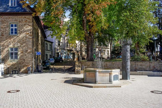 Menden (DE), Stadhuis voorplein, Umbriano Granietbeige gemarmerd.