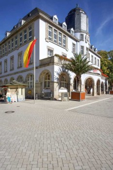 Menden (DE), Voorplein Stadhuis, Umbriano Granietbeige gemarmerd.