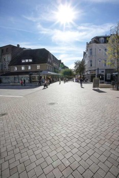 Menden (DE), Stadhuis voorplein, Umbriano Granietbeige gemarmerd.