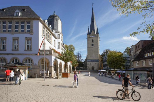 Menden (DE), Stadhuis voorplein, Umbriano Granietbeige gemarmerd.