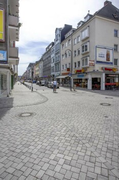 Köln (DE), Severinstraat, Umbriano Granietgrijs-wit gemarmerd.