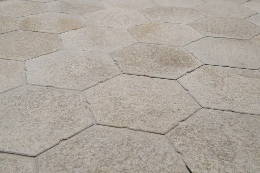 Asak Flyt Umbriano Granitbeige gemasert.