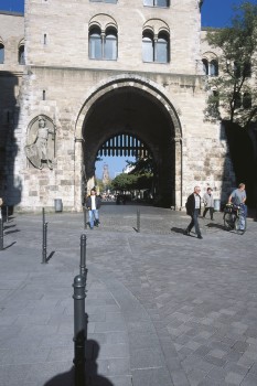 Köln (DE), Eigelstein-Torburg, Terra Venetiana Lavaantraciet genuanceerd.