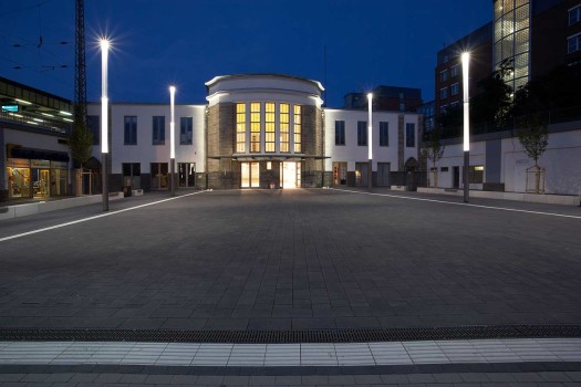 Mülheim (DE), Stationsvoorplein, Terra Venetiana Lavaantraciet genuanceerd.