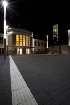 Mülheim (DE), Stationsvoorplein, Terra Venetiana Lavaantraciet genuanceerd.