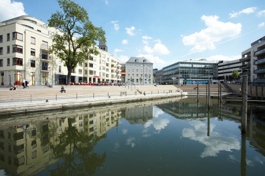 Mülheim (DE), Ruhrbania - Ruhrpromenade en Water-Wandel-Rustplaats, Terra Venetiana Lavaantraciet genuanceerd in combinatie met ConceptDesign-Rechte Traptreden Zichtbeton Objectkleur Zandbeige.