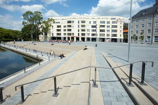 Mülheim (DE), Ruhrbania - Ruhrpromenade en Water-Wandel-Rustplaats, Terra Venetiana Lavaantraciet genuanceerd in combinatie met ConceptDesign-Rechte Traptreden Zichtbeton Objectkleur Zandbeige.