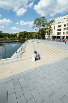 Mülheim (DE), Ruhrbania - Ruhrpromenade en Water-Wandel-Rustplaats, Terra Venetiana Lavaantraciet genuanceerd in combinatie met ConceptDesign-Rechte Traptreden Zichtbeton Objectkleur Zandbeige.