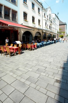 Düsseldorf (DE), Oude stad, Umbriano Granietgrijs-wit gemarmerd.