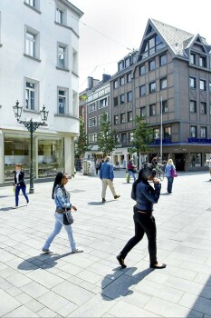 Düsseldorf (DE), Oude stad, Umbriano Granietgrijs-wit gemarmerd.