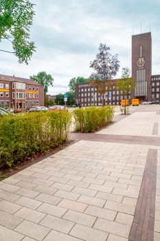 Wilhelmshaven (DE), Stadhuisplein, Umbriano Granietbeige gemarmerd.