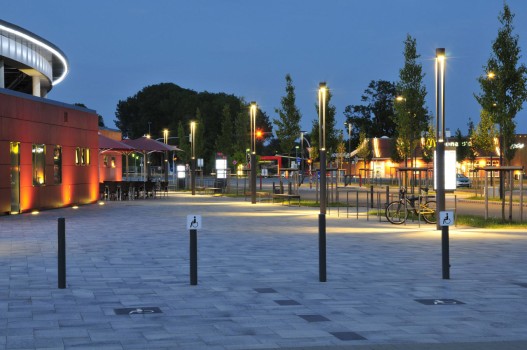 Rendsburg (DE), Winkelcentrum Rondo, Umbriano Granietgrijs-wit gemarmerd.