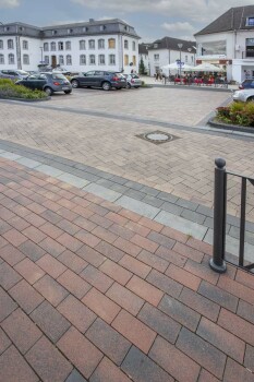 Geilenkirchen (DE), Binnenstad, Umbriano Beige-bruin gemarmerd en objectkleur Graniet-rood gemarmerd.